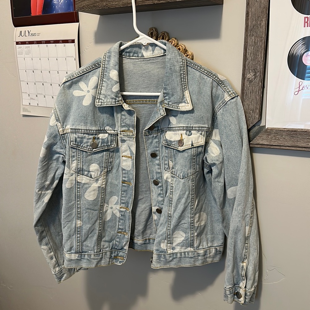 Flowery cropped light denim jacket